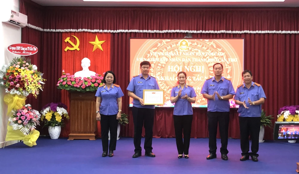 Ban lãnh đạo VKSND TP Cần Thơ nhận danh hiệu tập thể lao động xuất sắc. Ảnh: NHẪN NAM Ban lãnh đạo VKSND TP Cần Thơ nhận danh hiệu tập thể lao động xuất sắc. Ảnh: NHẪN NAM