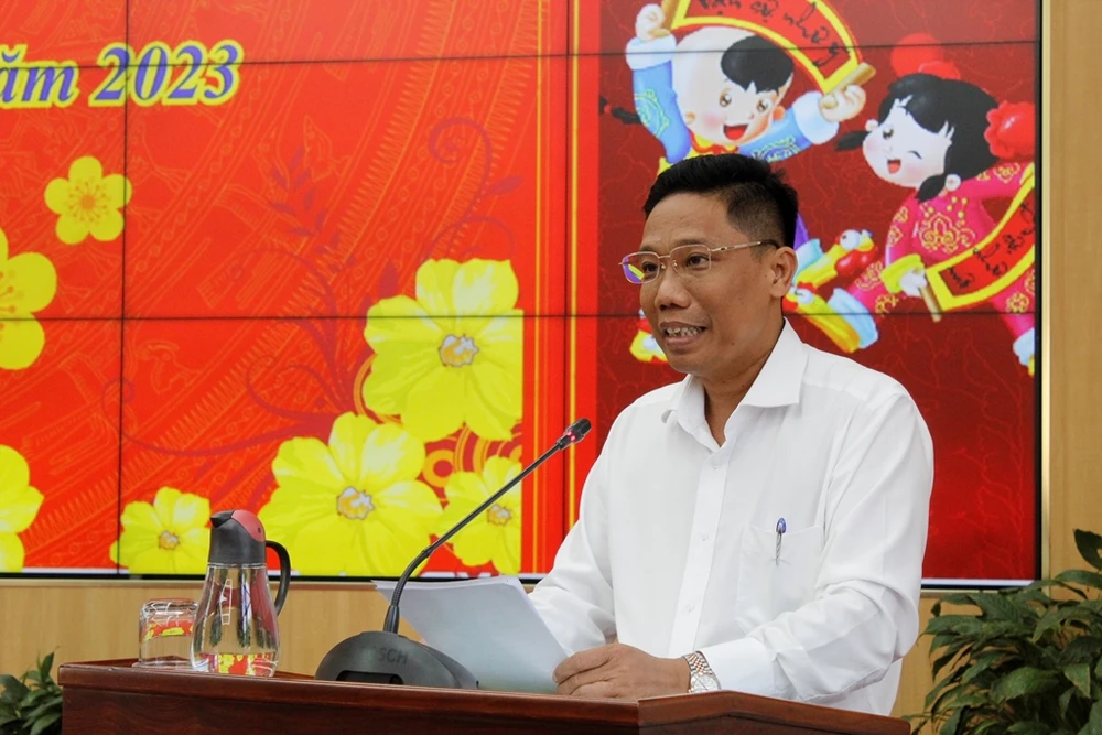 Phó Chủ tịch UBND TP Cần Thơ Nguyễn Thực Hiện thông tin tóm tắt tình hình kinh tế - xã hội của TP. Ảnh: NHẪN NAM