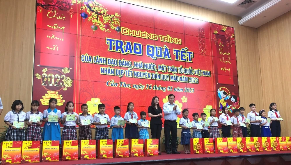 Tặng quà cho trẻ em có hoàn cảnh khó khăn. Ảnh: NHẪN NAM