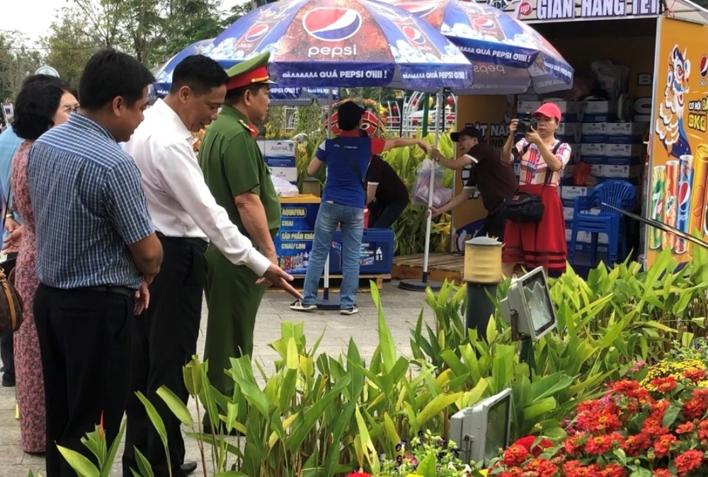 Phó Chủ tịch UBND TP Cần Thơ Nguyễn Thực Hiện (áo trắng) cùng đoàn công tác nghiệm thu vườn hoa nghệ thuật sáng 18-1. Ảnh: NHẪN NAM