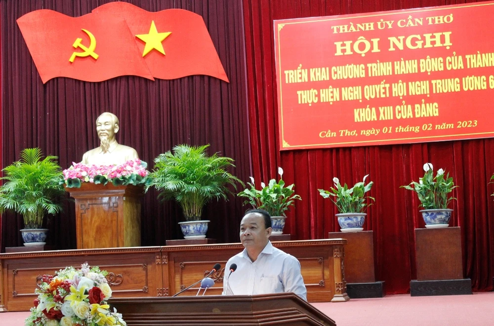 Ông Nguyễn Ngọc Tâm - Trưởng Ban Tuyên giáo Thành ủy triển khai Chỉ thị số 15 của Ban Bí thư tại hội nghị. Ảnh: NHẪN NAM