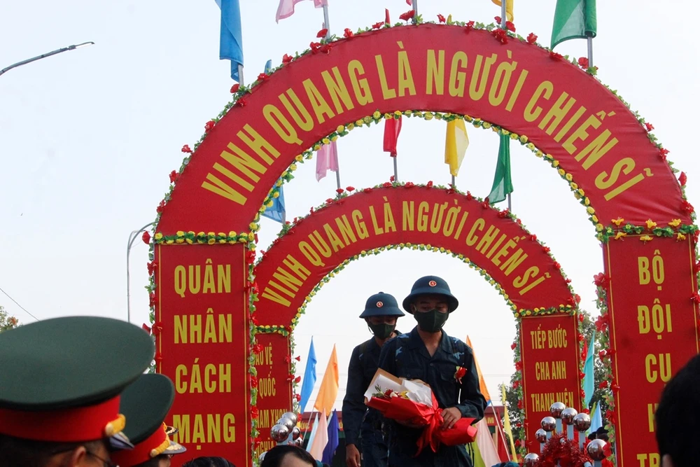 Lên đường nhận nhiệm vụ. Ảnh: NHẪN NAM