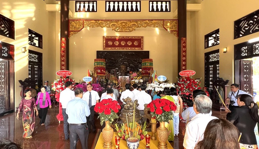 Lãnh đạo UBND TP Cần Thơ cùng các sở ngành và nhiều người dân đã về thắp hương nhân Lễ giỗ lần thứ 151 Danh nhân văn hóa Bùi Hữu Nghĩa. Ảnh: CTV