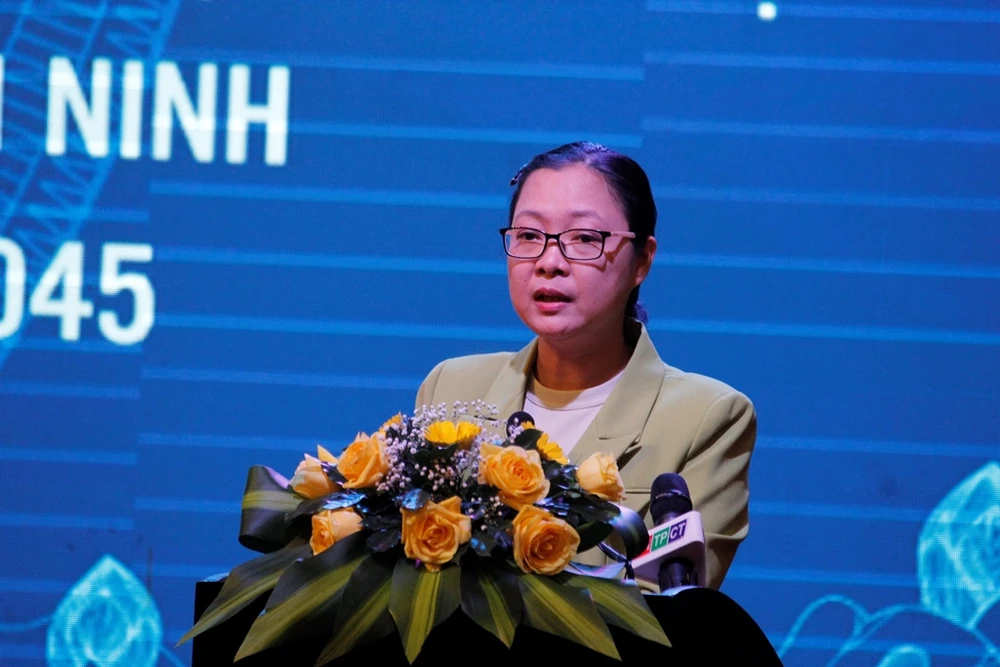 Phó Chủ tịch UBND tỉnh Vĩnh Long Nguyễn Thị Quyên Thanh phát biểu tại hội nghị. Ảnh: NHẪN NAM
