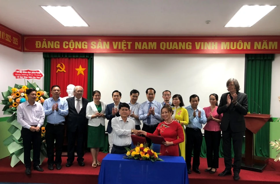 Đại diện Tổ chức DSS Education ký kết hợp tác với Trường Cao đẳng nghề Trà Vinh tại buổi lễ. Ảnh: THÙY DUNG