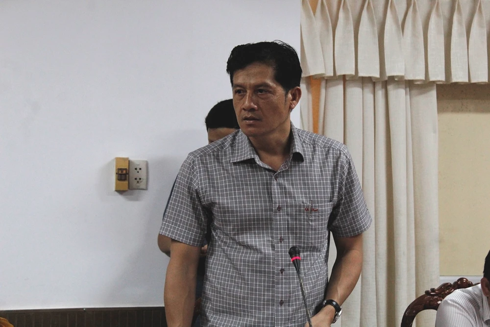 Chủ tịch UBND quận Ninh Kiều Huỳnh Trung Trứ báo cáo tại cuộc họp. Ảnh: NHẪN NAM