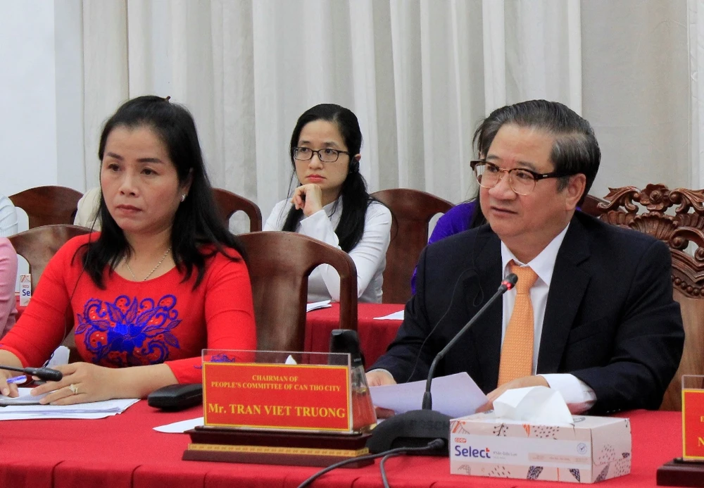 Chủ tịch UBND TP Cần Thơ Trần Việt Trường tại buổi làm việc với USAID ngày 9-3. Ảnh: NHẪN NAM