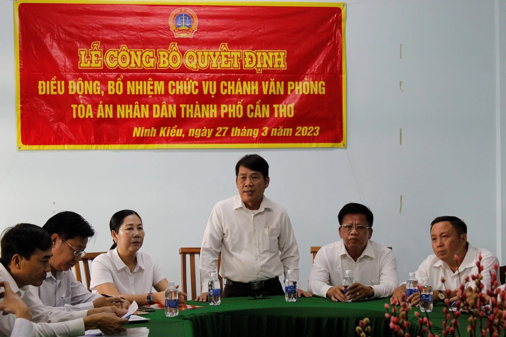 Phó Chánh án TAND TP Cần Thơ Phạm Lâm Đồng thông tin lại một số vấn đề sau khi trao quyết định cho bà Phương. Ảnh: NHẪN NAM