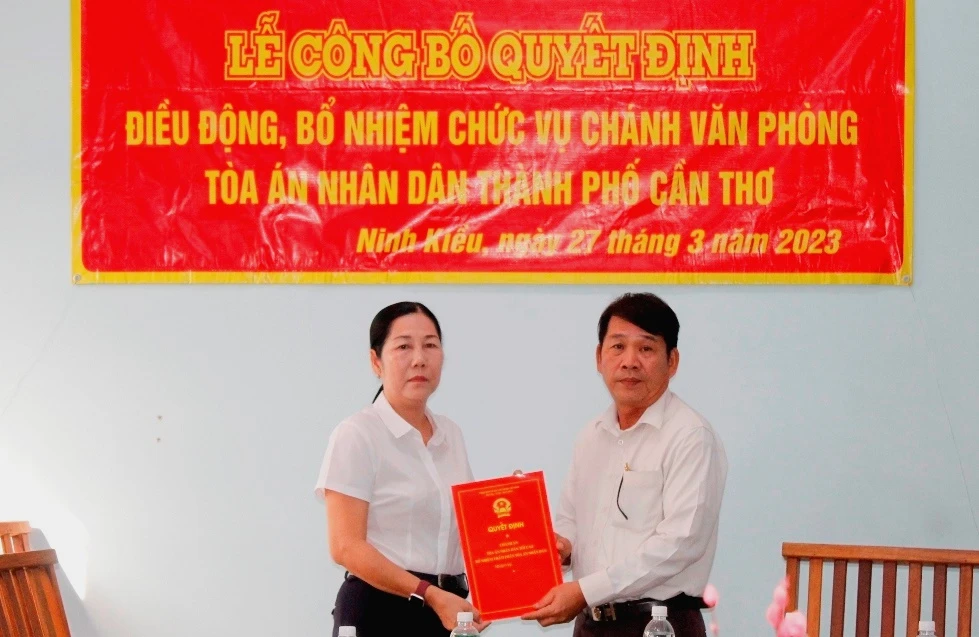 Trao quyết định điều động nguyên chánh án tòa Ninh Kiều