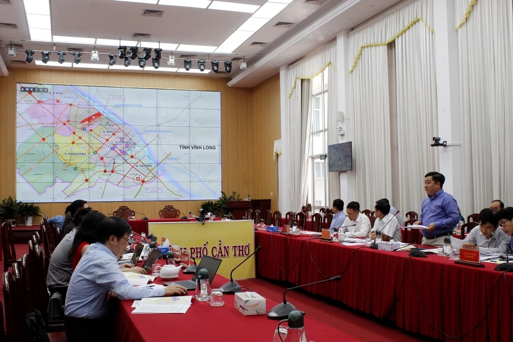 Ông Phạm Văn Đồng – Phó Giám đốc Sở GTVT (đứng) báo cáo sơ bộ ba dự án giao thông tại buổi làm việc. Ảnh: NHẪN NAM