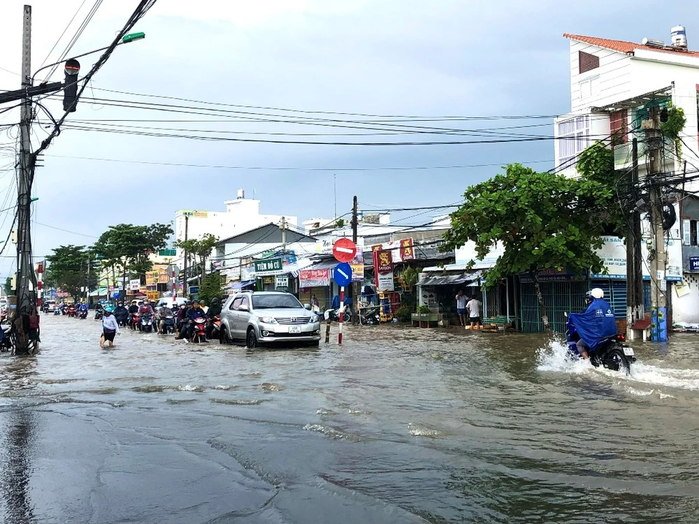 Đường Cách Mạng Tháng Tám còn thường bị ngập mỗi khi mưa lớn và triều cường. Ảnh: NHẪN NAM Đường Cách Mạng Tháng Tám còn thường bị ngập mỗi khi mưa lớn và triều cường. Ảnh: NHẪN NAM