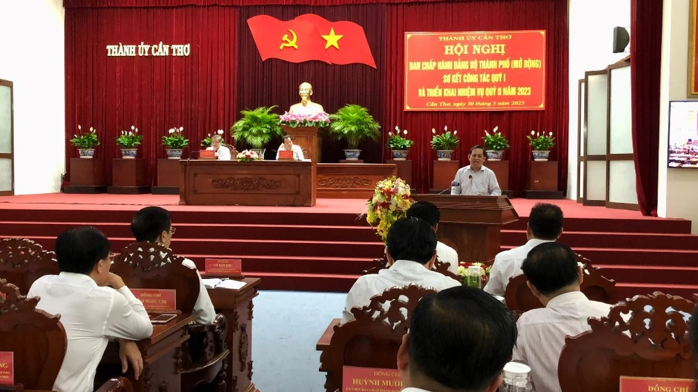 Giám đốc Sở Xây dựng báo cáo một số nội dung công tác của Sở tại hội nghị. Ảnh: NHẪN NAM