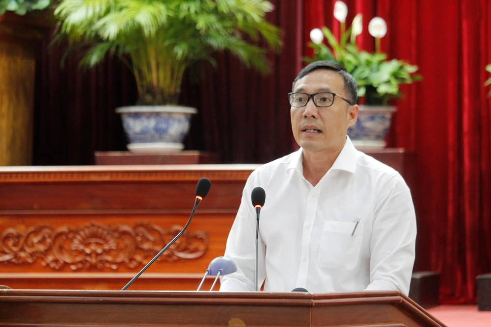 Ông Trần Phú Lộc Thành – Phó Giám đốc Sở KH&amp;ĐT báo cáo tại hội nghị ngày 30-3. Ảnh: NHẪN NAM