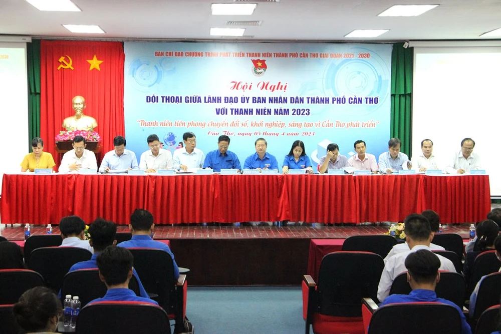 Chủ tịch UBND TP Cần Thơ (ngồi giữa) cùng lãnh đạo các sở, ban, ngành tại hội nghị đối thoại với thanh niên ngày 5-4. Ảnh: CTV Chủ tịch UBND TP Cần Thơ (ngồi giữa) cùng lãnh đạo các sở, ban, ngành tại hội nghị đối thoại với thanh niên ngày 5-4. Ảnh: CTV