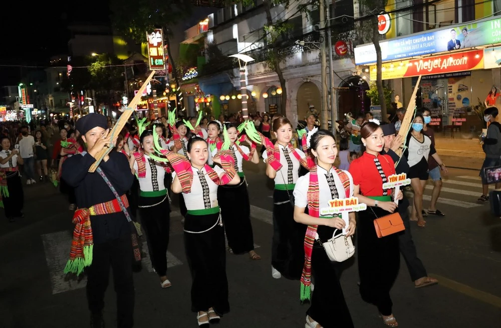 Đoàn tỉnh Yên Bái diễu hành tại phố đi bộ Ninh Kiều, Cần Thơ. Ảnh: CTV
