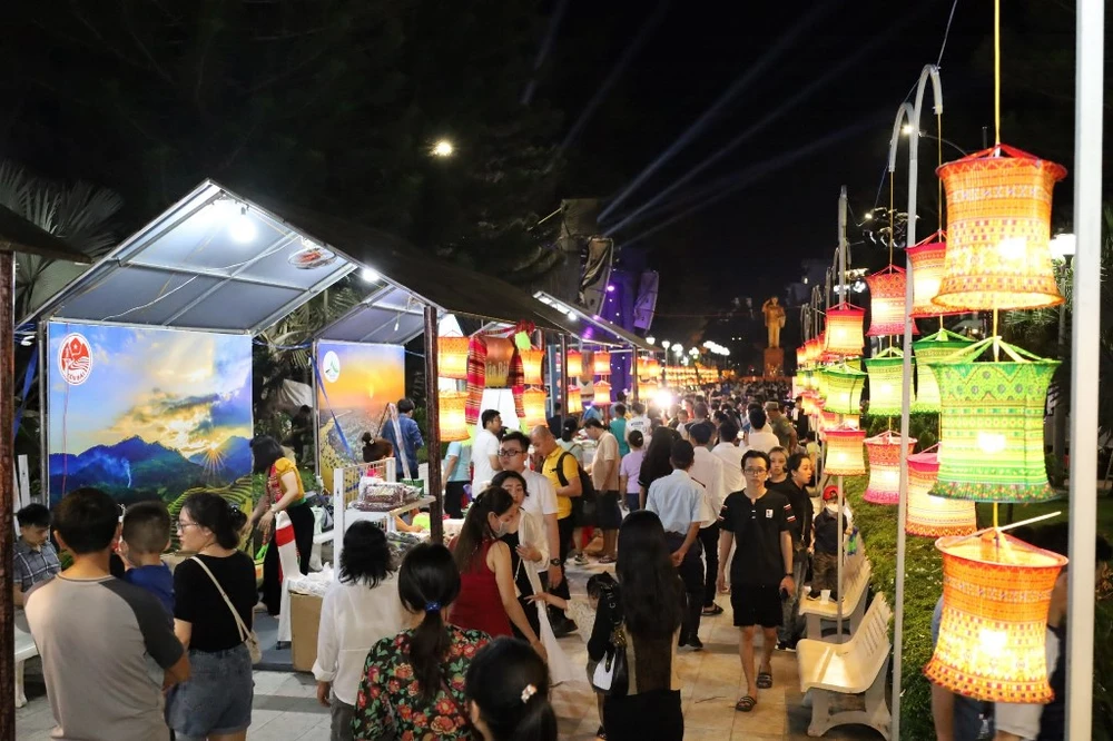 Đông người dân Cần Thơ và du khách đã tham quan các gian hàng giới thiệu du lịch các tỉnh Tây Bắc. Ảnh: CTV