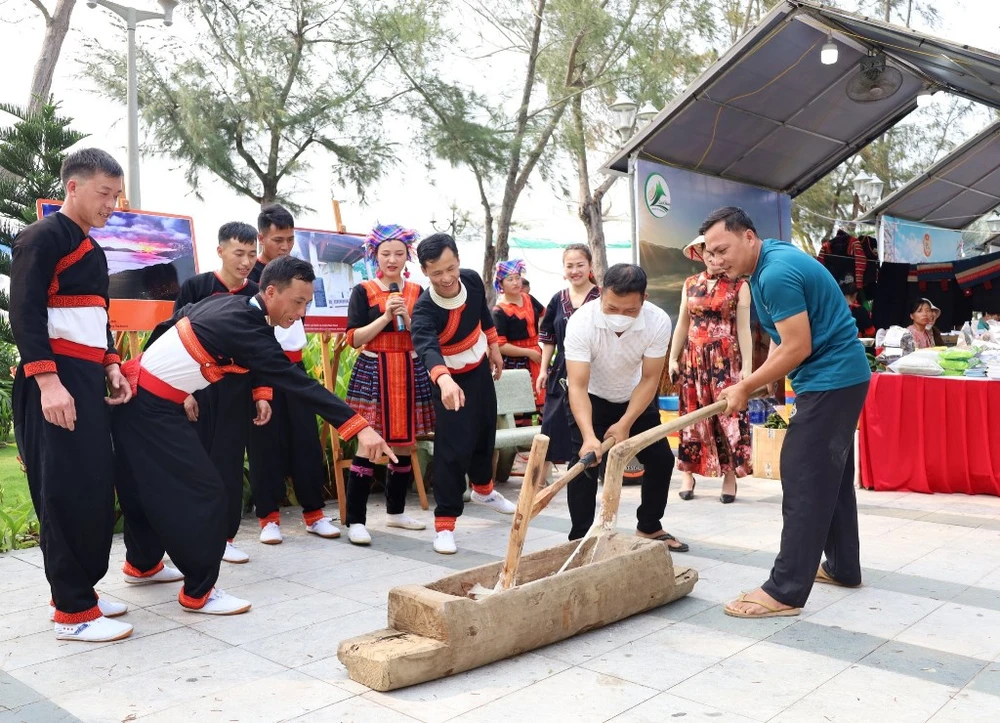 Người dân trải nghiệm làm bánh dày truyền thống tại Tuần văn hóa du lịch Tây Bắc tại TP Cần Thơ. Ảnh: CTV