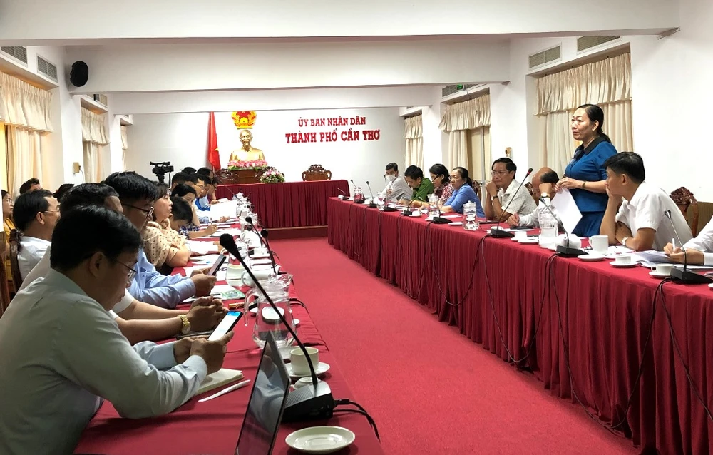 Ban tổ chức Lễ hội Bánh dân gian Nam Bộ lần thứ X năm 2023 TP Cần Thơ họp chiều 10-4. Ảnh: NHẪN NAM