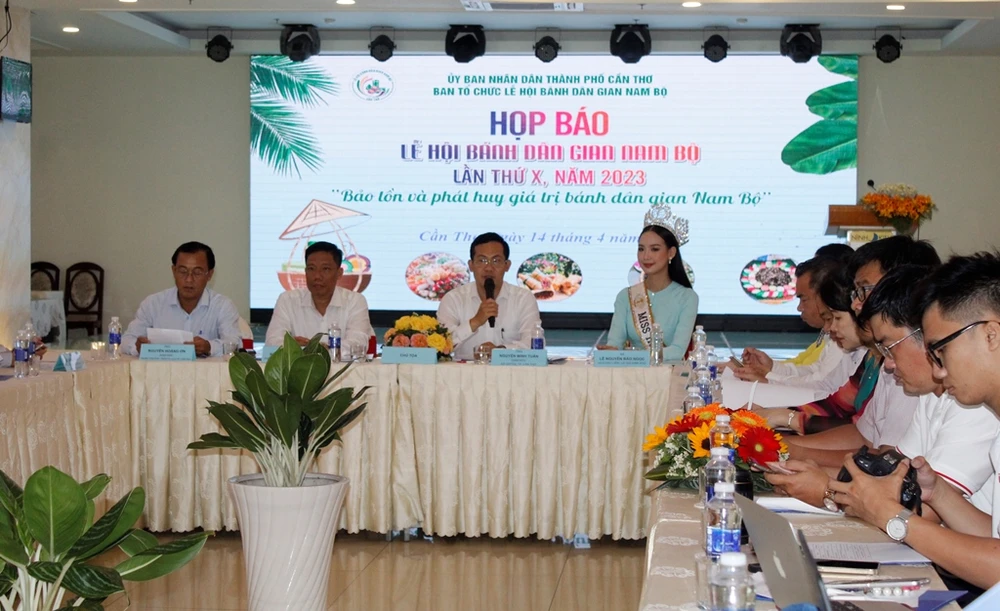 Cần Thơ tổ chức họp báo thông tin về Lễ hội Bánh dân gian Nam Bộ lần thứ X. Ảnh: NHẪN NAM