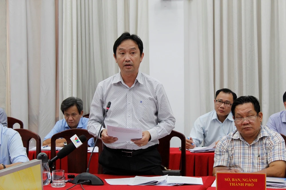 Ông Lê Tiến Dũng - Giám đốc Sở GTVT TP Cần Thơ - thông tin một số vấn đề báo chí nêu tại buổi họp báo. Ảnh: NHẪN NAM