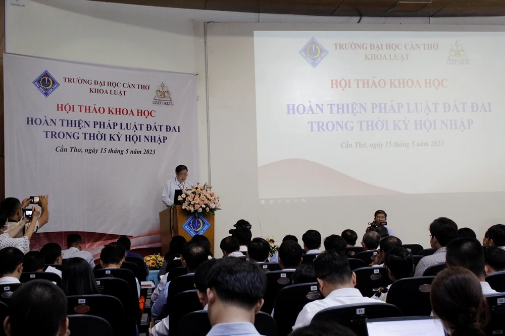 Hội thảo thu hút rất đông sự có mặt của các chuyên gia, nhà khoa học, luật sư và những người làm công tác quản lý về đất đai. Ảnh: NHẪN NAM Hội thảo thu hút rất đông sự có mặt của các chuyên gia, nhà khoa học, luật sư và những người làm công tác quản lý về đất đai. Ảnh: NHẪN NAM