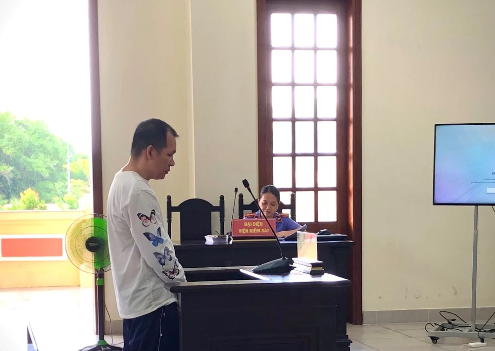 Bị cáo Mông tại tòa phúc thẩm ngày 17-5. Ảnh: NHẪN NAM Bị cáo Mông tại tòa phúc thẩm ngày 17-5. Ảnh: NHẪN NAM