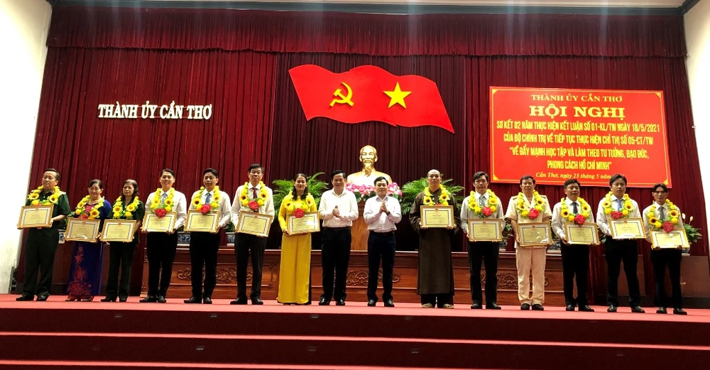 Các cá nhân được nhận bằng khen của Chủ tịch UBND TP Cần Thơ vì đã có thành tích xuất sắc trong học tập và làm theo tư tưởng, đạo đức, phong cách Hồ Chí Minh tại hội nghị. Ảnh: NHẪN NAM