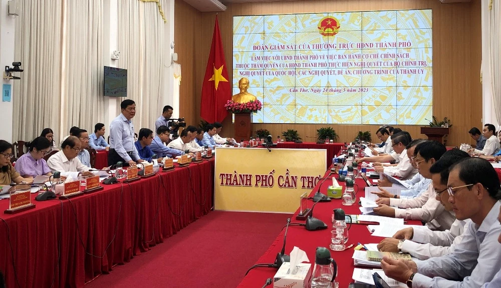 Đoàn giám sát của Thường trực HĐND TP Cần Thơ làm việc với UBND TP Cần Thơ ngày 24-5.Ảnh: NHẪN NAM