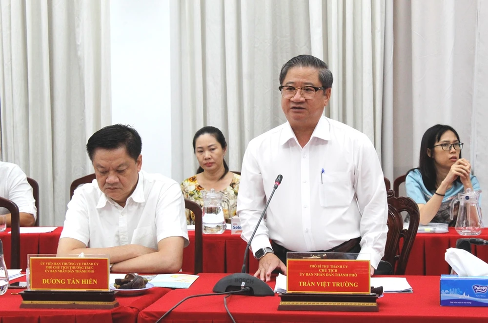 Ông Trần Việt Trường - Chủ tịch UBND TP Cần Thơ phát biểu tại buổi làm việc. Ảnh: NHẪN NAM