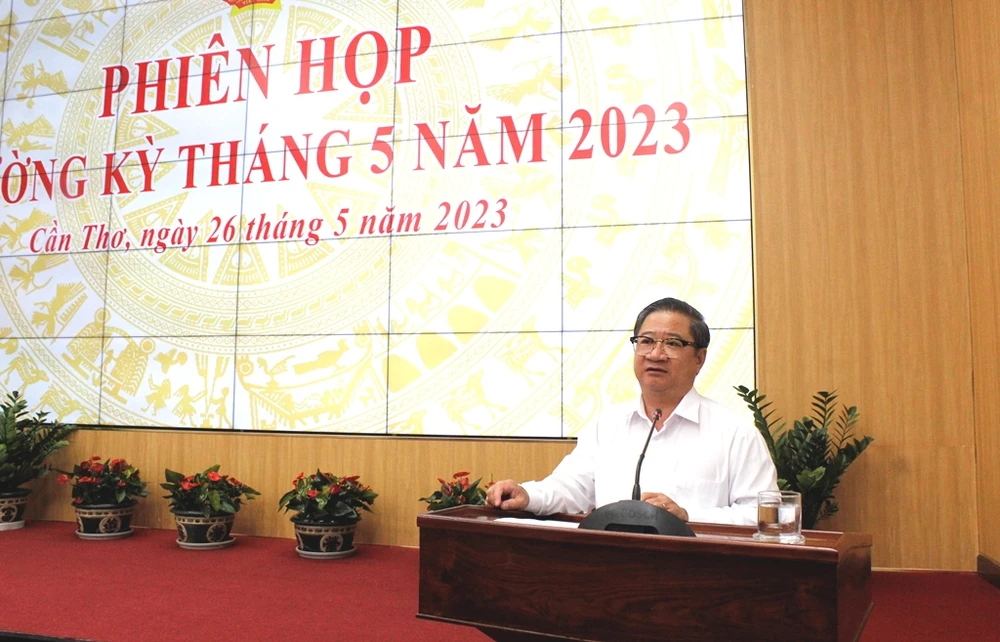 Chủ tịch UBND TP Cần Thơ Trần Việt Trường kết luận tại cuộc họp chiều 26-5. Ảnh: NHẪN NAM