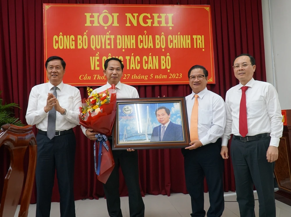 Thường trực Thành ủy Cần Thơ tặng hoa, quà chia tay nguyên Bí thư Lê Quang Mạnh. Ảnh: CTV Thường trực Thành ủy Cần Thơ tặng hoa, quà chia tay nguyên Bí thư Lê Quang Mạnh. Ảnh: CTV