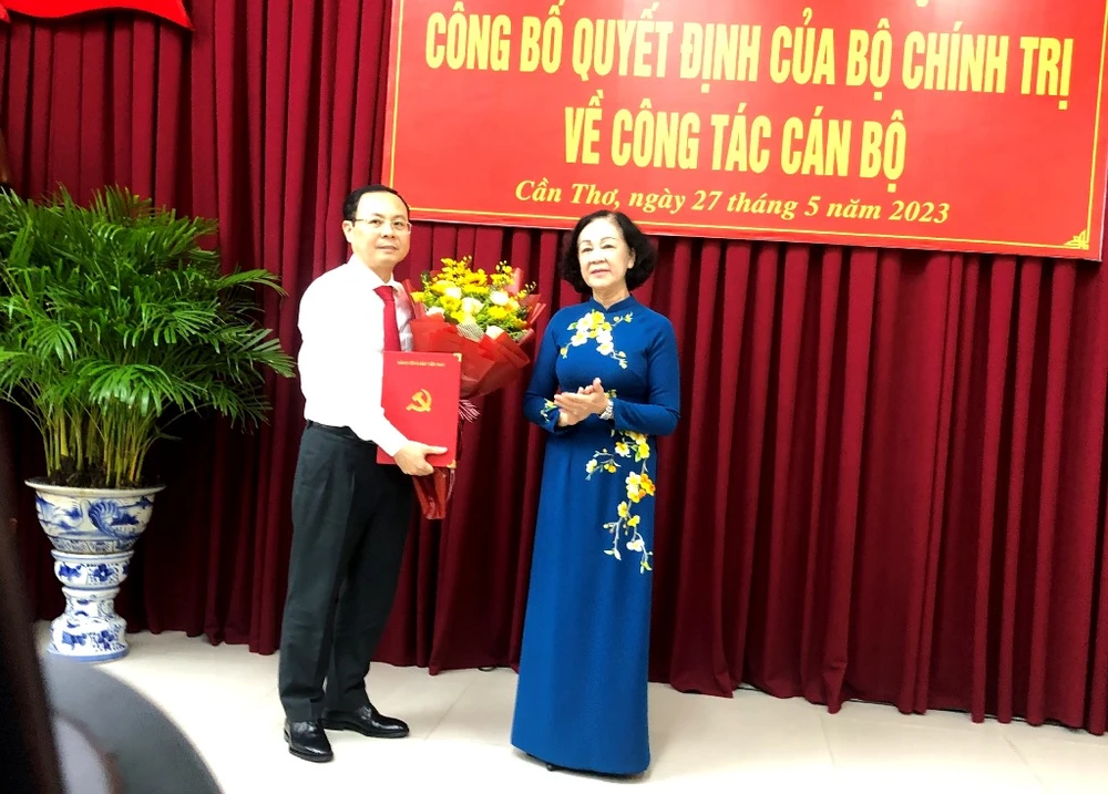 Ủy viên Bộ Chính trị, Thường trực Ban Bí thư Trương Thị Mai trao quyết định cho tân Bí thư Thành ủy Cần Thơ Nguyễn Văn Hiếu. Ảnh: NHẪN NAM