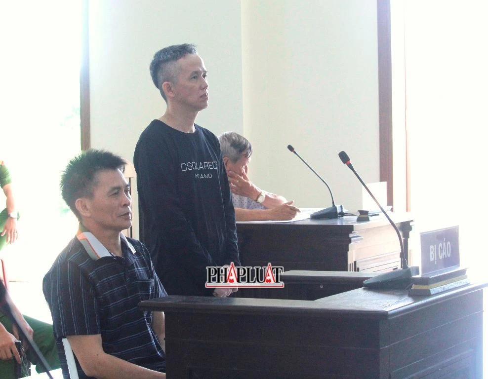 Hai bị cáo Phơi (ngồi) và Toàn tại tòa ngày 29-5. Ảnh: NHẪN NAM