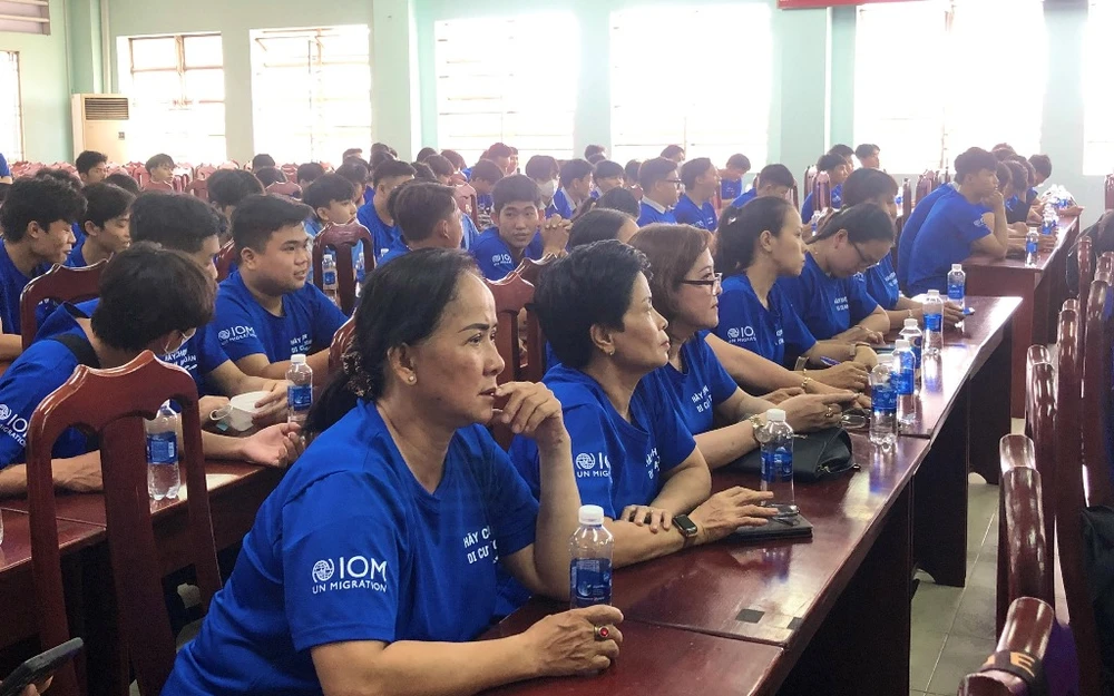 Rất đông cán bộ hội phụ nữ và sinh viên Trường Cao đẳng nghề Cần Thơ tham gia buổi đối thoại. Ảnh: NHẪN NAM