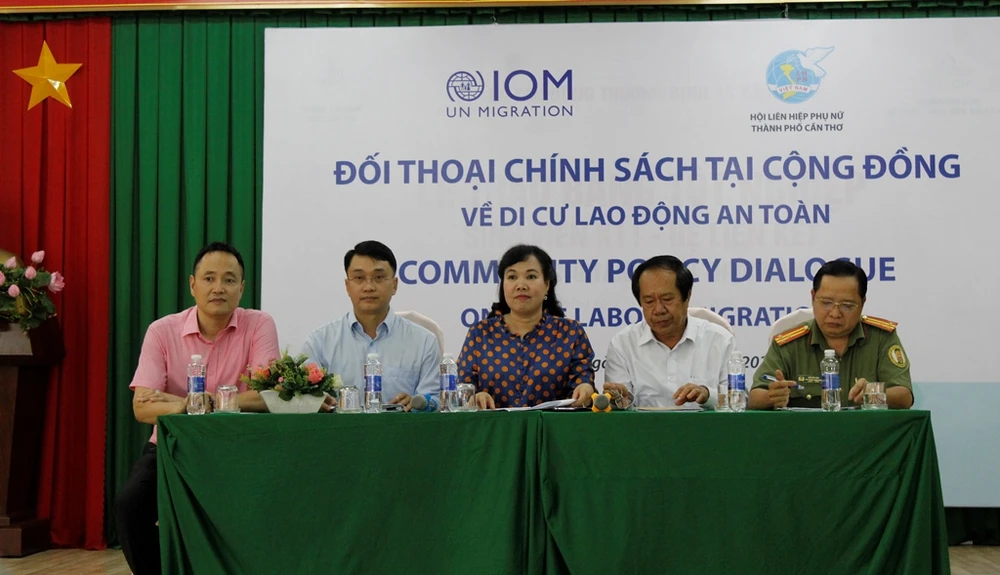 Tổ tư vấn trả lời các thắc mắc liên quan xuất khẩu lao động tại buổi đối thoại. Ảnh: NHẪN NAM