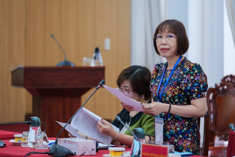 Bà Lê Thị Thùy Dung - Phó Giám đốc Sở GD&amp;ĐT TP Cần Thơ báo cáo tại cuộc họp. Ảnh: TT