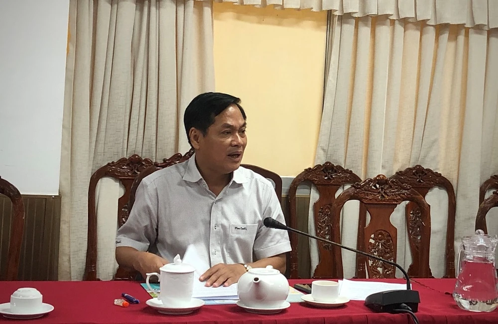 Phó Chủ tịch UBND TP Cần Thơ Nguyễn Văn Hồng đề nghị Sở GTVT họp với các cơ quan rà kỹ quy định về thu phí đỗ xe một tuyến đường. Ảnh: NHẪN NAM