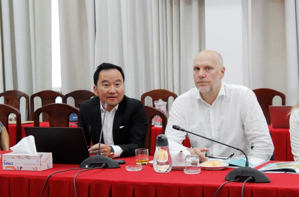 Ông Phạm Văn Hiển cùng đối tác Hà Lan cho biết sẽ nghiên cứu thông tin về các dự án mời gọi đầu tư của TP để có phương án hợp tác cụ thể trong thời gian tới. Ảnh: NHẪN NAM