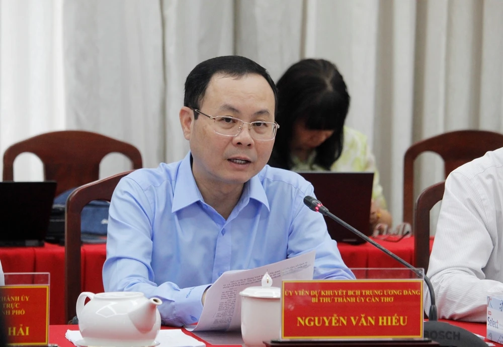 Bí thư Thành ủy Cần Thơ Nguyễn Văn Hiếu phát biểu tại cuộc họp. Ảnh: NHẪN NAM