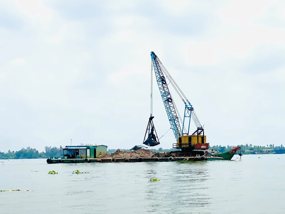 Hoạt động khai thác cát sông. Ảnh: CTV
