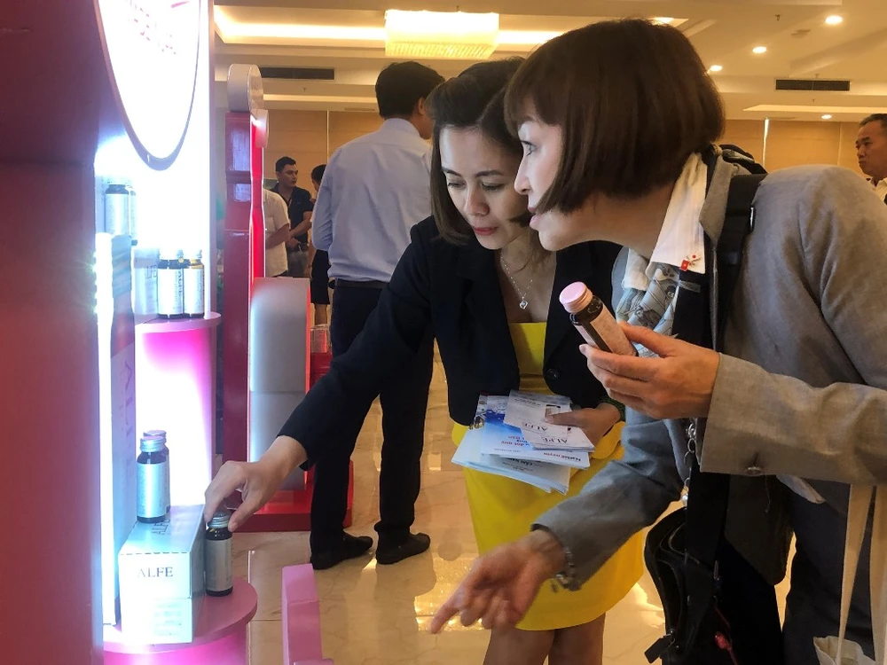 Đoàn doanh nghiệp Nhật tham quan gian hàng giới thiệu sản phẩm tại hội thảo. Ảnh: NHẪN NAM