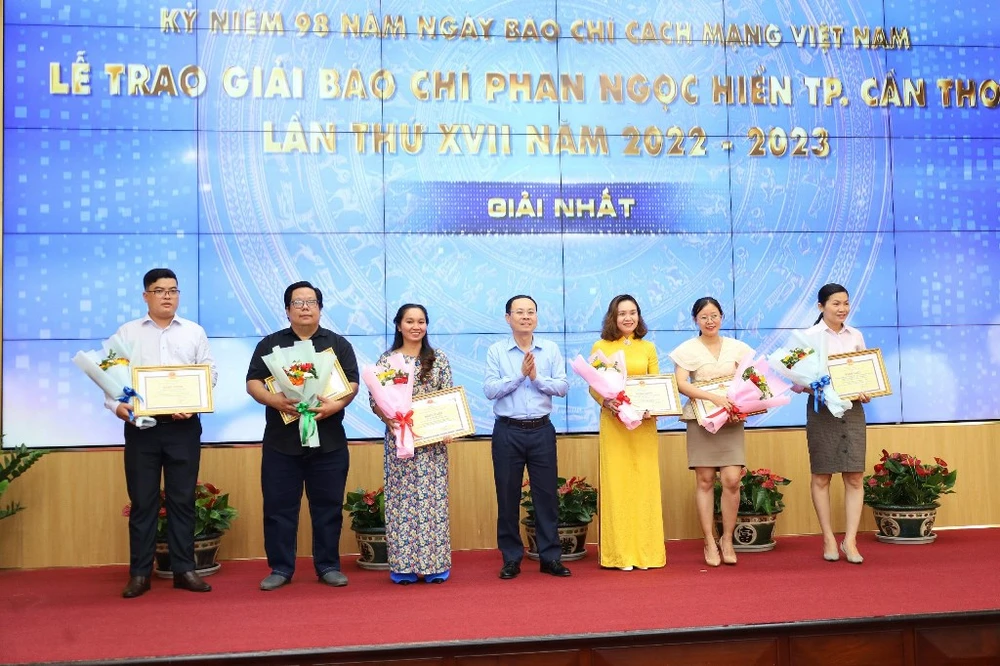 Bí thư Cần Thơ Nguyễn Văn Hiếu trao giải cho các tác giả có tác phẩm đạt giải nhất năm nay. Ảnh: TP