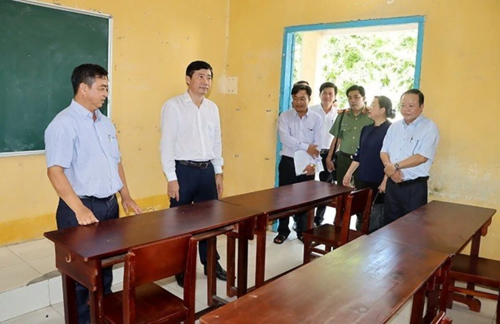 Chủ tịch UBND tỉnh Đồng Tháp Phạm Thiện Nghĩa (thứ hai từ trái qua) cùng các đơn vị đi kiểm tra công tác chuẩn bị cho kỳ thi tốt nghiệp THPT trên địa bàn. Ảnh: Việt Tiến