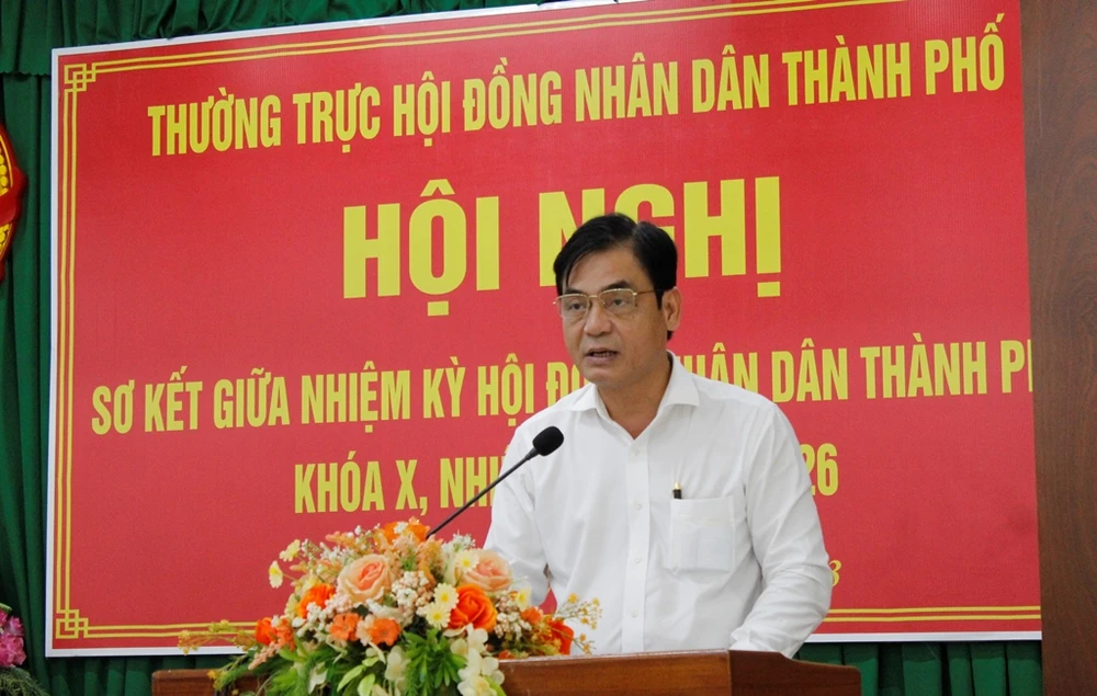 Phó Chủ tịch Thường trực HĐND TP báo cáo sơ kết giữa nhiệm kỳ của HĐND TP Cần Thơ khóa X. Ảnh: NHẪN NAM Phó Chủ tịch Thường trực HĐND TP báo cáo sơ kết giữa nhiệm kỳ của HĐND TP Cần Thơ khóa X. Ảnh: NHẪN NAM