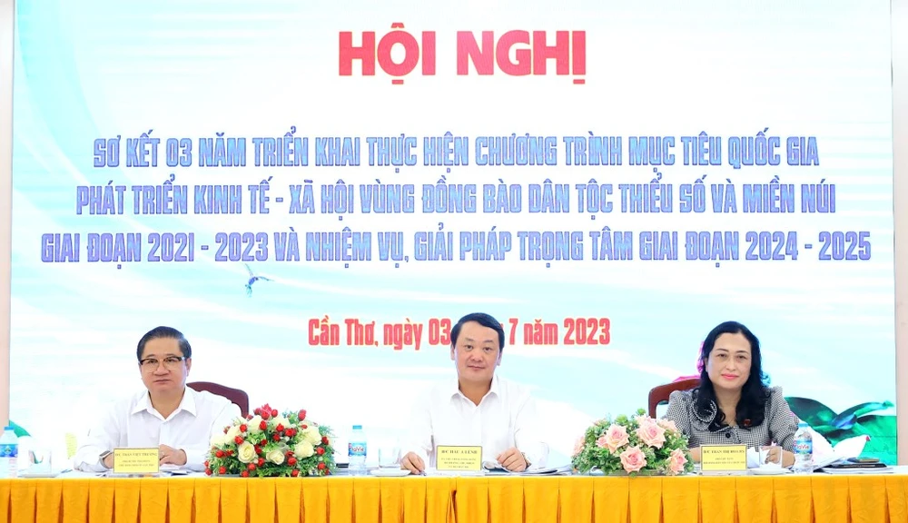Ông Hầu A Lềnh - Bộ trưởng, Chủ nhiệm Ủy ban Dân tộc của Chính phủ cùng bà Trần Thị Hoa Ry -Phó Chủ tịch Hội đồng Dân tộc của Quốc hội và ông Trần Việt Trường - Chủ tịch UBND TP Cần Thơ chủ trì hội nghị. Ảnh: CTV Ông Hầu A Lềnh - Bộ trưởng, Chủ nhiệm Ủy ban Dân tộc của Chính phủ cùng bà Trần Thị Hoa Ry -Phó Chủ tịch Hội đồng Dân tộc của Quốc hội và ông Trần Việt Trường - Chủ tịch UBND TP Cần Thơ chủ trì hội nghị. Ảnh: CTV