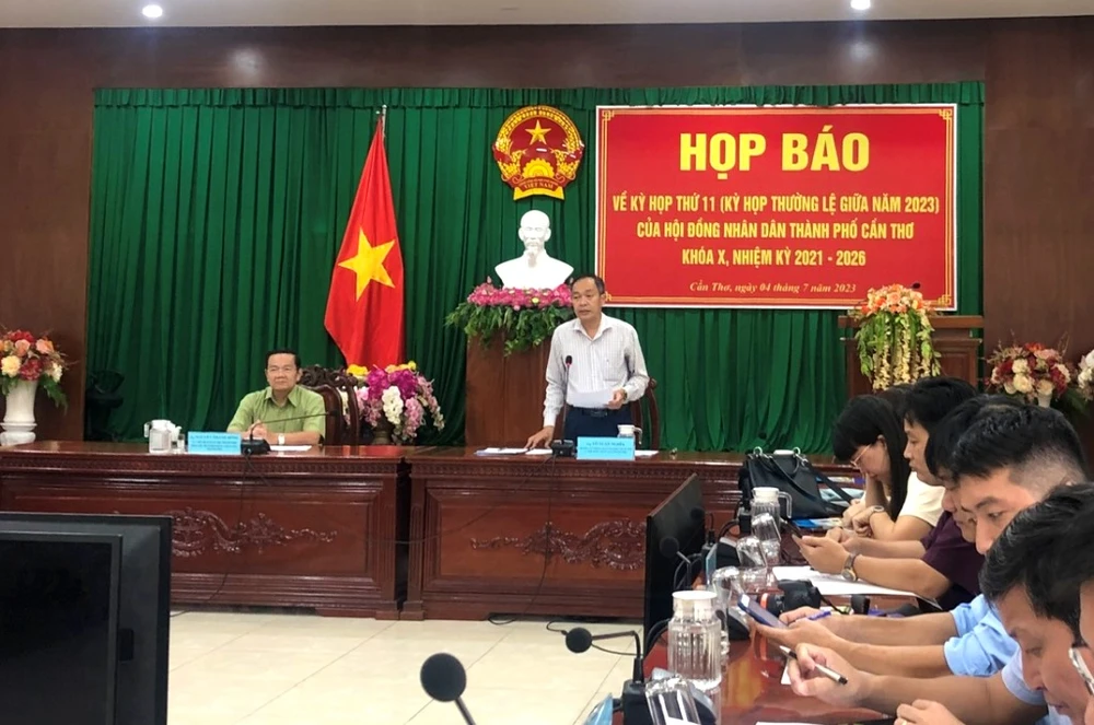 Ông Tô Tuấn Nghĩa, Chánh Văn phòng Đoàn ĐBQH và HĐND TP Cần Thơ, thông tin nội dung Kỳ họp thứ 11. Ảnh: NHẪN NAM