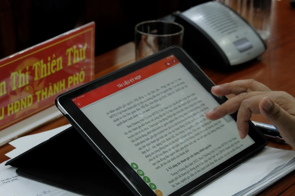 Thay vì xem tài liệu in giấy thì tại kỳ họp này đại biểu HĐND TP Cần Thơ xem tài liệu qua thiết bị điện tử. Ảnh: NHẪN NAM