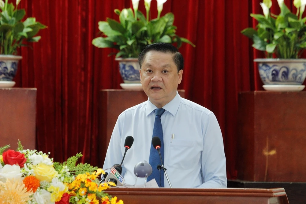Ông Dương Tấn Hiển, Phó Chủ tịch UBND TP Cần Thơ báo cáo kết quả thực hiện nghị quyết về kinh tế - xã hội. Ảnh: NHẪN NAM