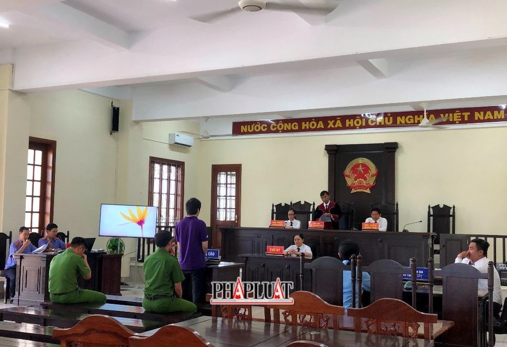 Bị cáo Hòa nghe tòa tuyên án ngày 7-7. Ảnh: NHẪN NAM