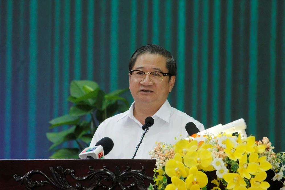 Chủ tịch UBND TP Cần Thơ Trần Việt Trường trả lời một số vấn đề cử tri nêu ra tại hội nghị. Ảnh: NHẪN NAM